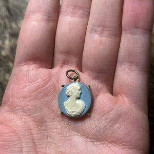 Brass/gold toned blue and white Jasperwear style resin cameo pendant